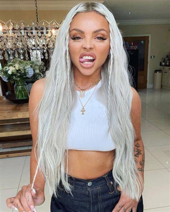 2022 Jesy Nelson amüsierte sich, als der Star auf einem winzigen