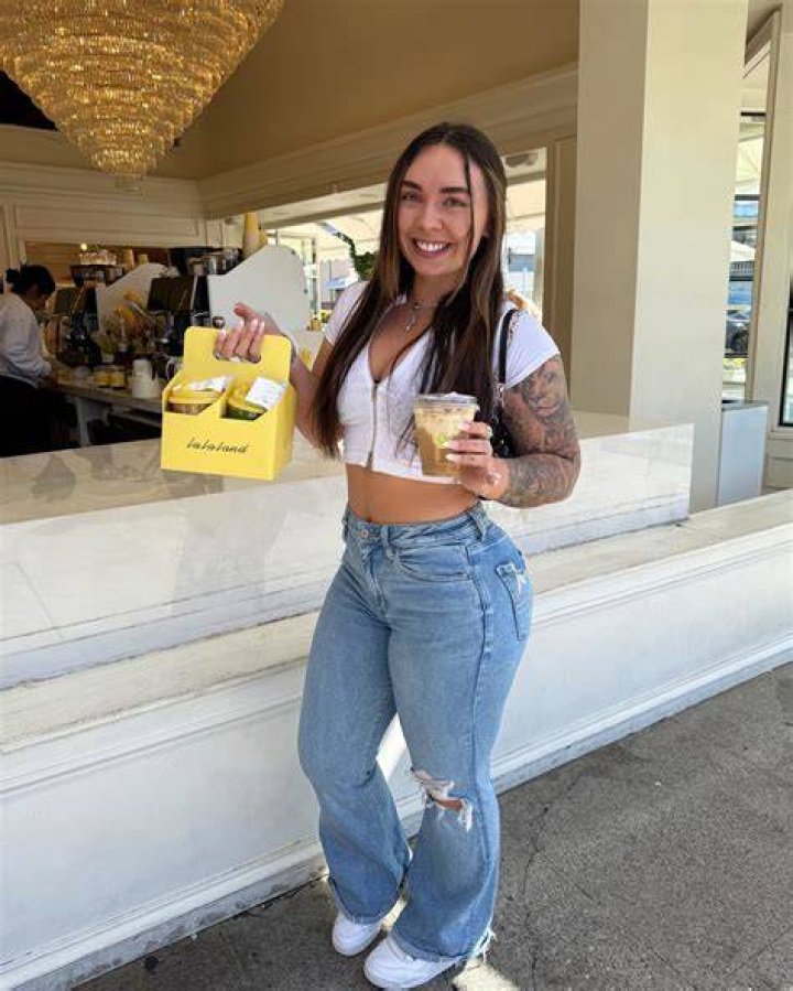 Abby Berner ♥︎ on Instagram “Always so easy to stay hydrated with carrying my fav hydrojug 😍