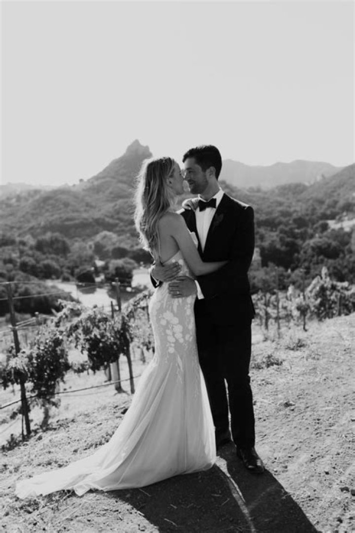 Actor Josh Peck Marries Girlfriend During Malibu Wedding Canyon News