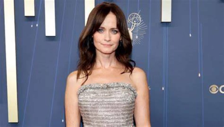 Alexis Bledel Net Worth (Updated 2023) Bio Overview