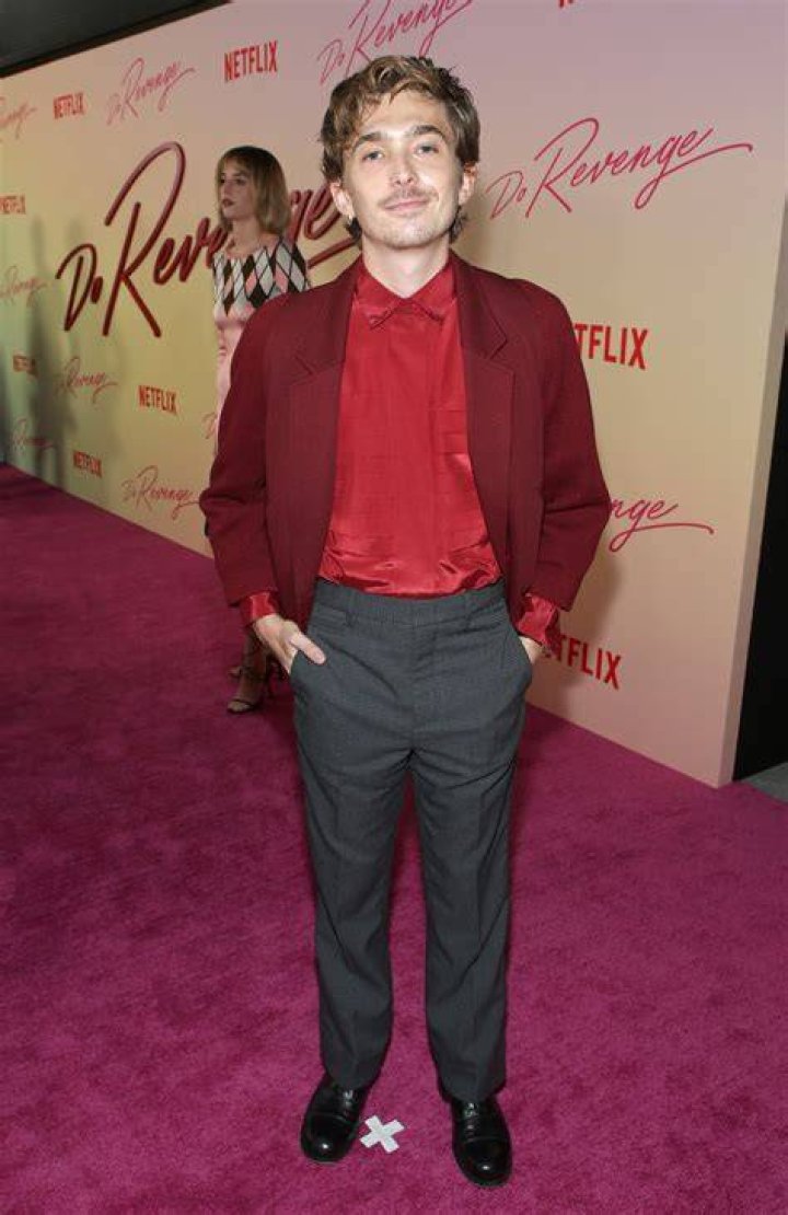 Austin Abrams Height, Weight, Age, Girlfriend, Family, Facts, Biography
