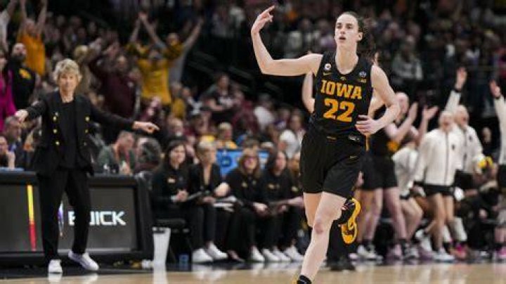 Caitlin Clark leads Iowa to massive upset win over South Carolina