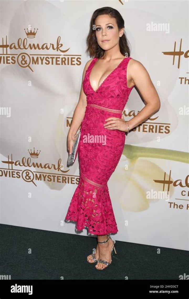 Does Erin Krakow wear a wig for When Calls the Heart?