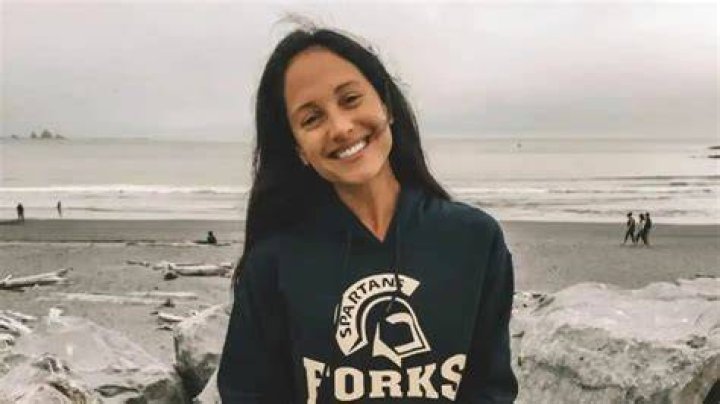 Emily Compagno No Makeup Company Salaries 2023