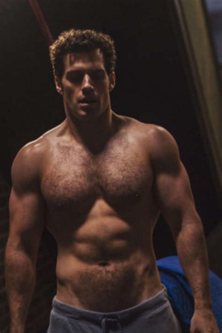 Henry Cavill Is Shirtless and More Muscular Than Ever E! News France