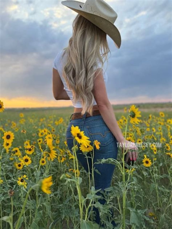 It’s pretty simple Taylor Breesey Trace Adkins · Honky Tonk Badonkadonk
