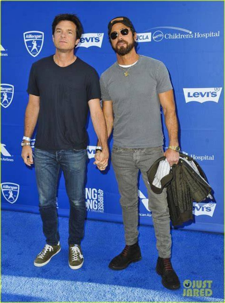 Justin Theroux and Jason Bateman Take Bromance Photos Time