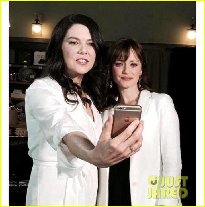 Lauren Graham’s TV Daughters Finally Meet And There’s A Pic To Prove