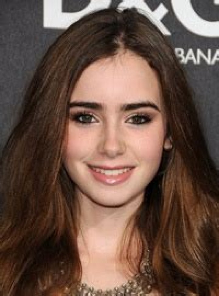 Lily Collins Height, Weight, Bra Size Body Measurements Thick hair