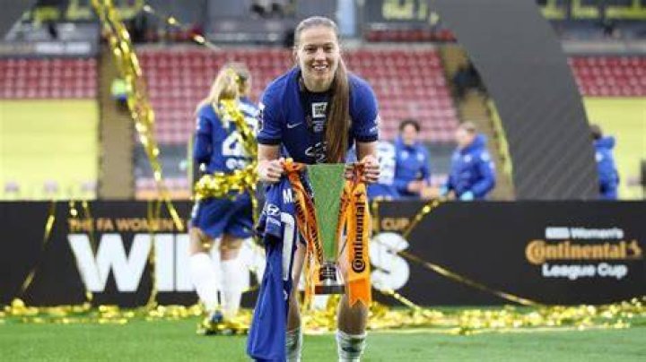 Lionesses star Fran Kirby extends Chelsea stay despite injury forcing