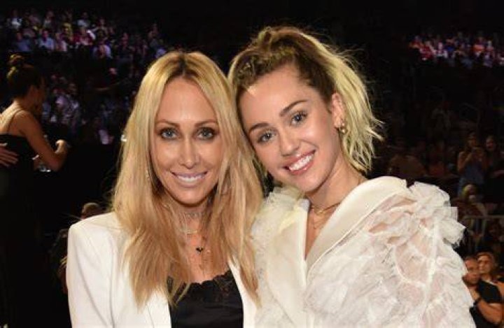 Miley Cyrus Looked Exactly Like Mom Tish Cyrus In &lsquo;Twinning&rsquo; Crop Tops
