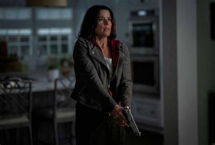 Neve Campbell back on the market; 'Scream' star divorcing husband
