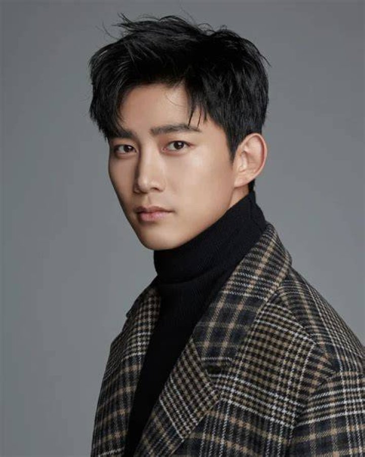 Ok Taecyeon and Gui Gui, his onscreen wife in the global version of We