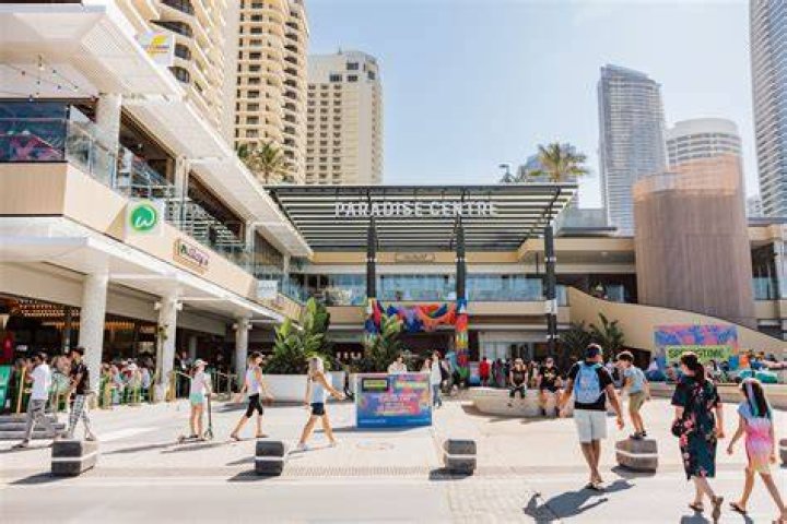 Photos That Capture A Shopping Paradise