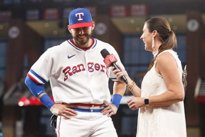 Rangers field reporter Emily Jones talks about Globe Life Field and
