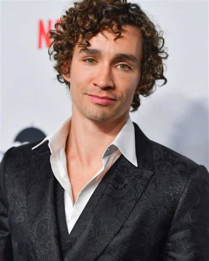 Robert Sheehan Age, Height, Biography 2023 Wiki, Net Worth, Girlfriend