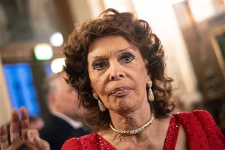 Sophia Loren, 85, dazzles as she accepts lifetime achievement award