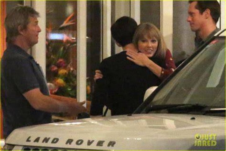 taylor swift alexander skarsgard dine with the giver cast 05 Taylor