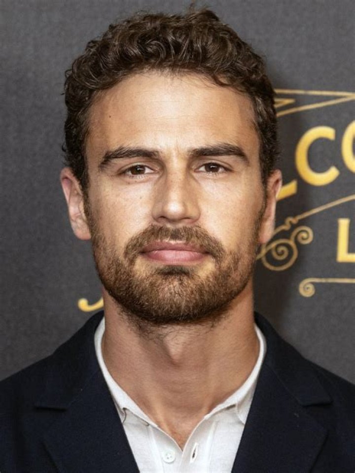 Theo James Height Weight Age And Full Body Measurement 18036 Hot Sex Picture