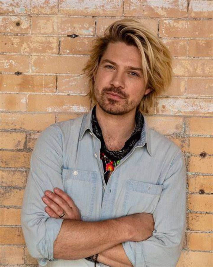 Who is Taylor Hanson and how many kids does he have? irideat